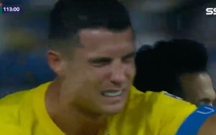 Ronaldo wordt met autootje in tranen van het veld gevoerd na dít te doen (VIDEO)