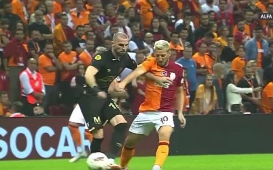 En dan doet Dries Mertens plots dit bij Galatasaray (VIDEO)