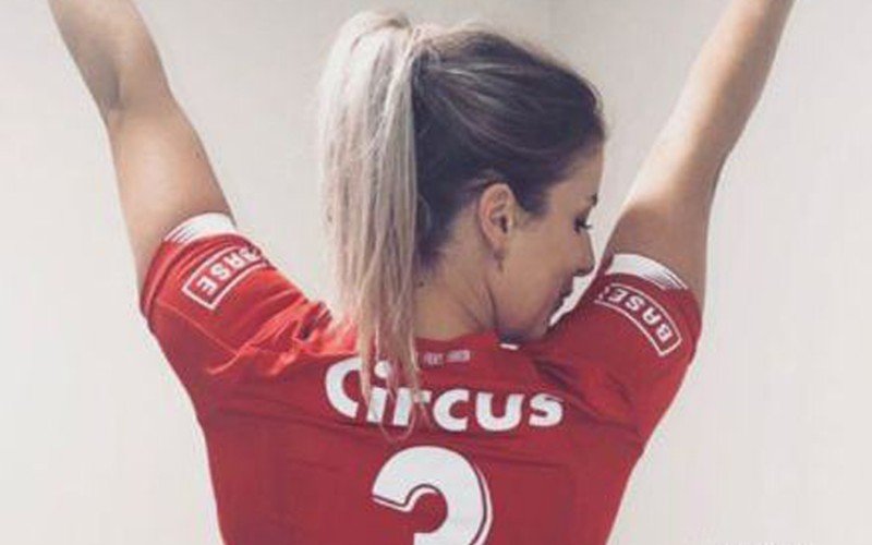 Standard-fan Laura van Blind Getrouwd daagt Instagram uit en toont borsten