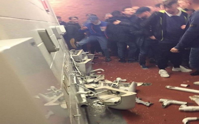 Man City-fans vernielen de toiletten op Old Trafford (Video)