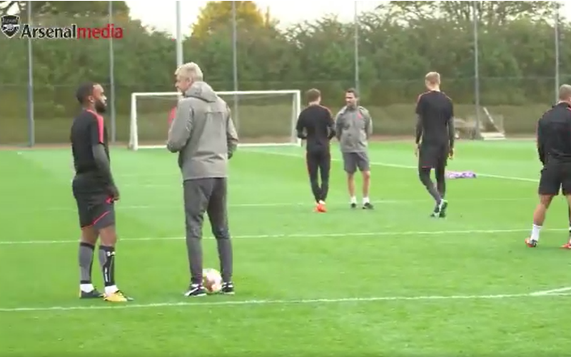 Wenger wordt gruwelijk voor schut gezet op training (Video)