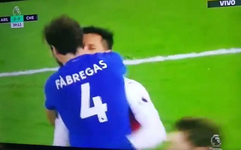 Alexis razend op Fabregas, die reageert op fantastische wijze (Video)