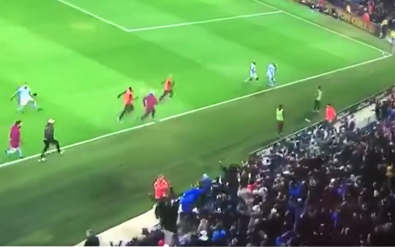 Hilarisch: Zo reageert zwaar geblesseerde Mendy op winning goal van City in laatste seconde (Video)