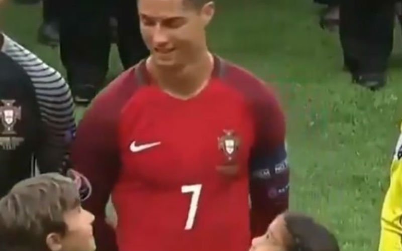 Kinderen staan oog in oog met Ronaldo en kijk dan naar hun reactie (Video)
