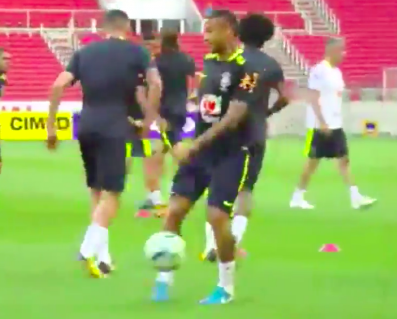 En dan doet Neymar plots dit op training! (Video)