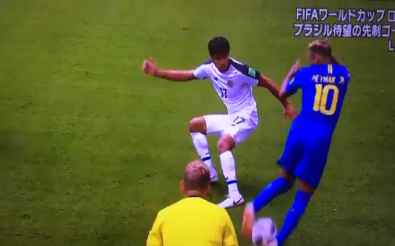 Neymar zit niet in de match en doet dan dit, geweldige dribbel! (Video)