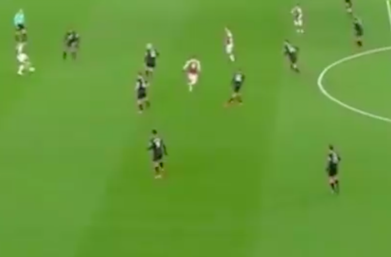 Lacazette scoort, maar kijk eens naar de héérlijke assist van Ramsey (Video)