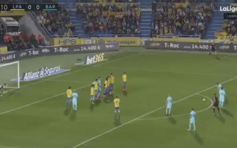 Lionel Messi krijgt een vrije trap en doet er dan dit mee (Video)
