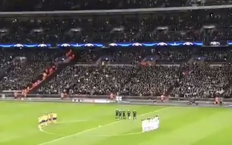 Wembley muisstil tijdens emotionele minuut stilte voor Astori (Video)