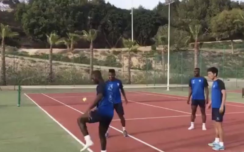 Vier spelers Gent laten skills zien met tennisbal, maar dan doet Kubo dit