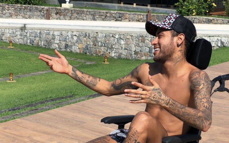 Neymar eert Stephen Hawking, maar niet iedereen is daar tevreden mee