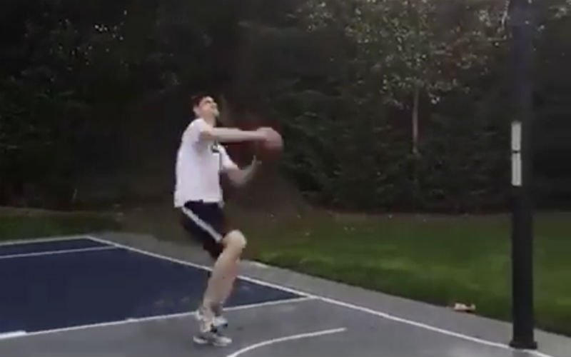 Straf! Courtois laat fenomenale dunk bewonderen (Video)