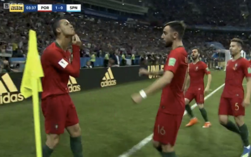 Dit is waarom viering van Ronaldo duidelijke sneer naar Messi is (Video)