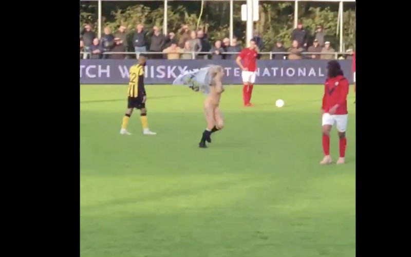 Vrouwelijke streaker steelt de show tijdens wedstrijd (VIDEO)