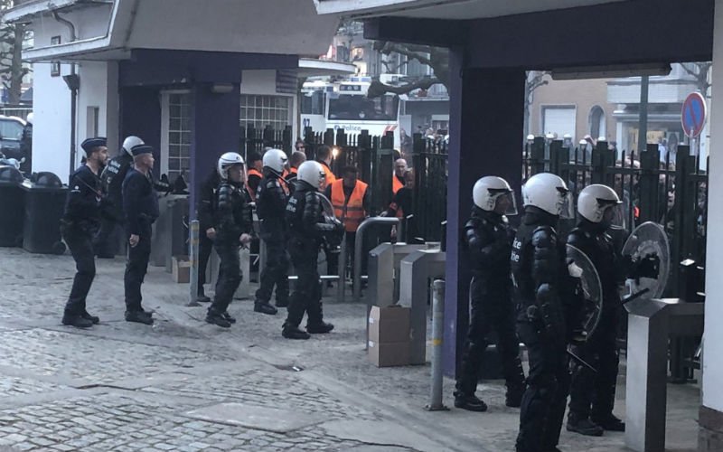 Woeste Anderlecht-fans willen hoofdgebouw bestormen, politie massaal ter plaatse