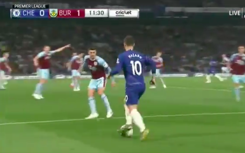 Hazard speelt arme Burnley-speler volledig in de vernieling (VIDEO)