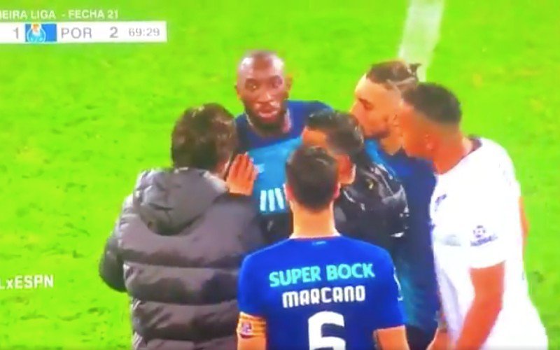 Schandalig: Porto-speler racistisch bejegend én bekogeld (VIDEO)