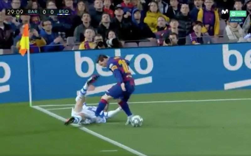 Iedereen spreekt schande over smerige overtreding van Lionel Messi (VIDEO)