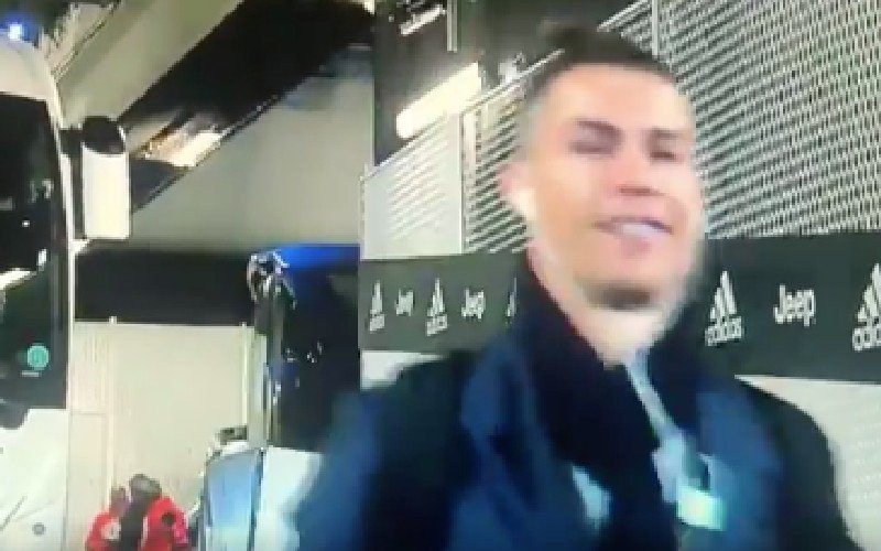 Cristiano Ronaldo gaat plots viraal na bizarre actie (VIDEO)