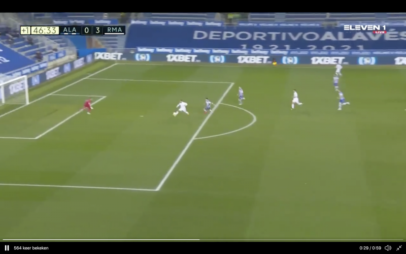 Eden Hazard komt alleen voor doel en kijk wat hij dan doet (VIDEO)