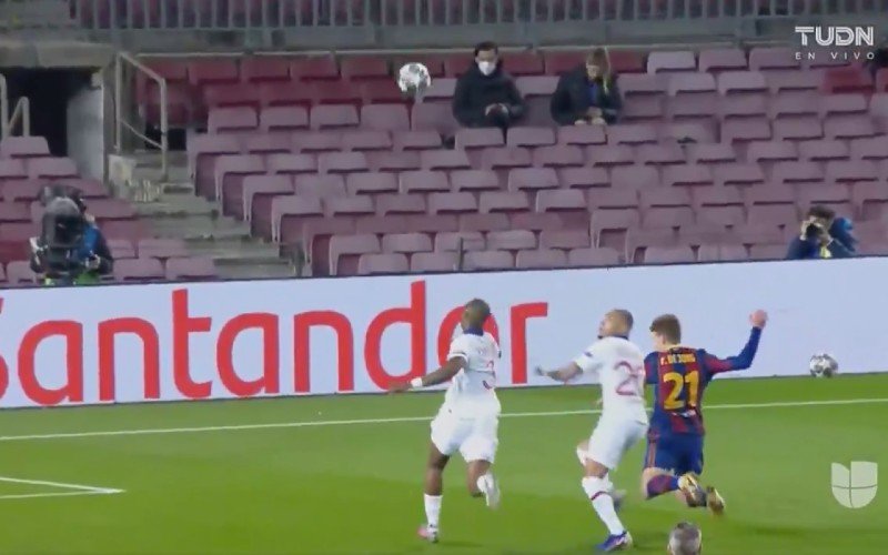 Kijkers vol ongeloof na penalty voor Barça: 