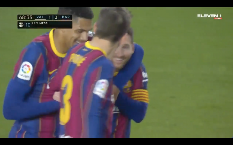 Ploegmaats kunnen maar niet geloven wat Lionel Messi hier doet (VIDEO)