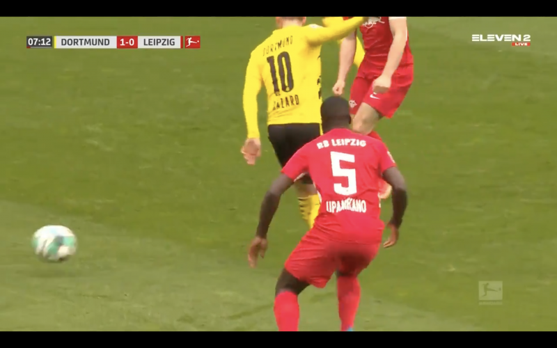 Thorgan Hazard schenkt Bayern München op spectaculaire wijze de titel (VIDEO)