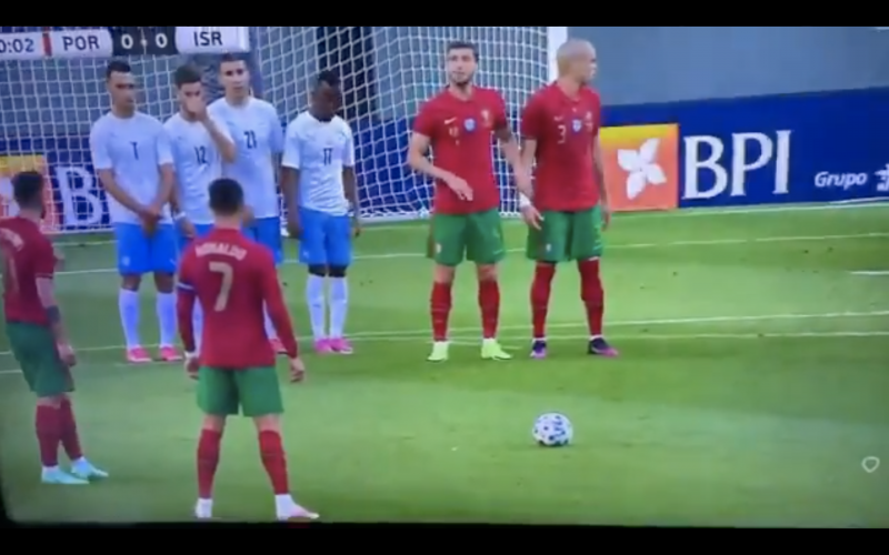 Iedereen lacht Cristiano Ronaldo uit na déze verschrikkelijke actie (VIDEO)