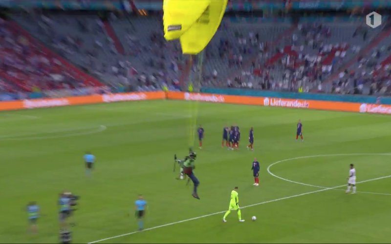 Opschudding bij Frankrijk-Duitsland: Parachutist crasht in stadion (VIDEO)