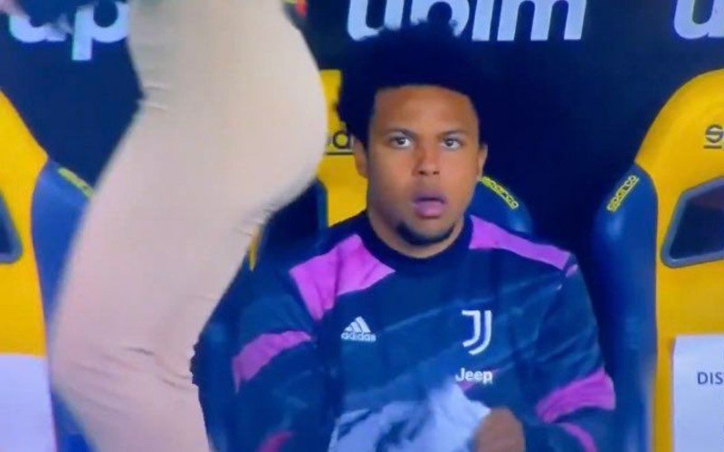Sexy voetbalpresentatrice Diletta verleidt Juventus-speler McKennie tijdens match