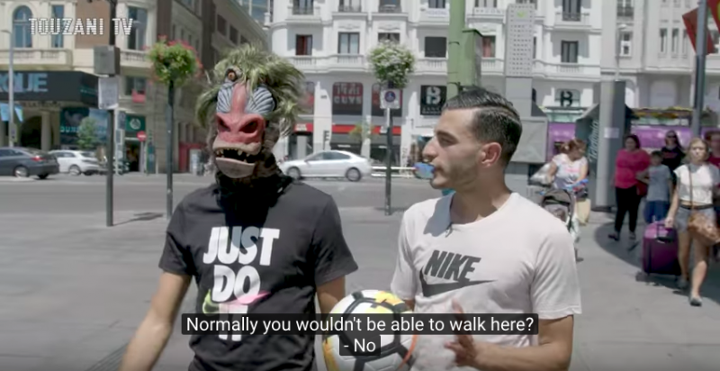 Welke Rode Duivel, met gek masker op zijn hoofd, zet hier panna’s op straat? (Video)