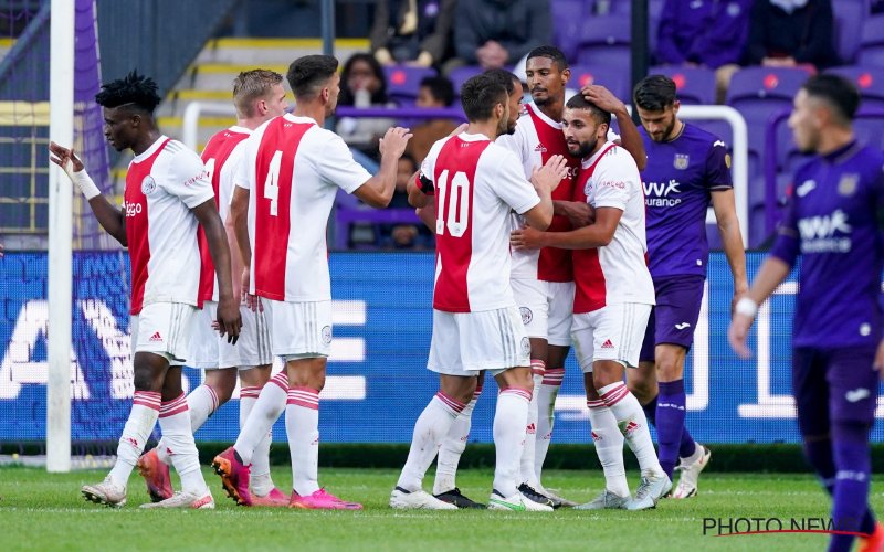 Ajax-fans lachen Anderlecht keihard uit