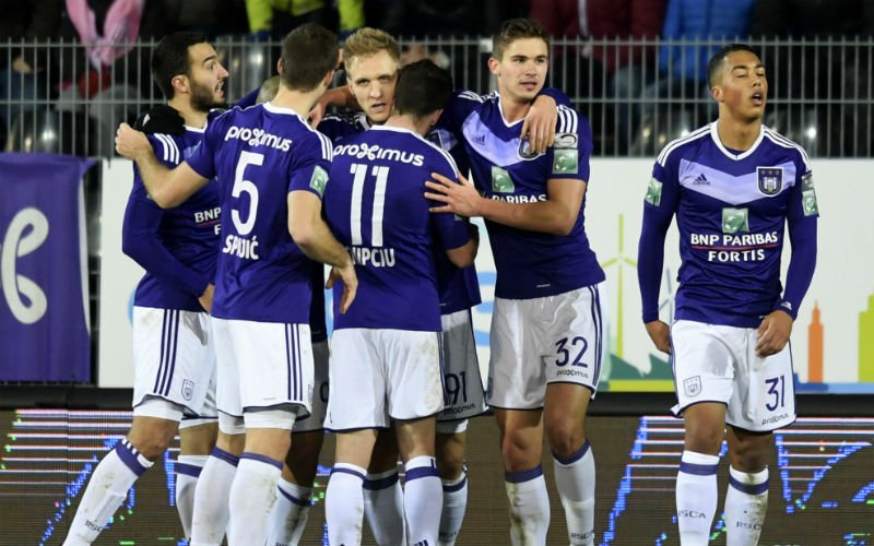 Anderlecht-spelers bekampen elkaar