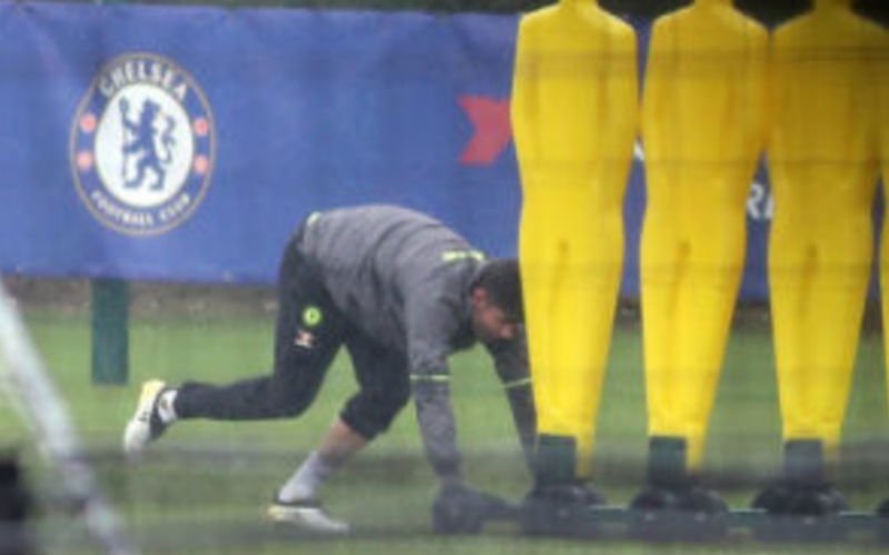 Diego Costa moet helemaal alleen in de regen trainen