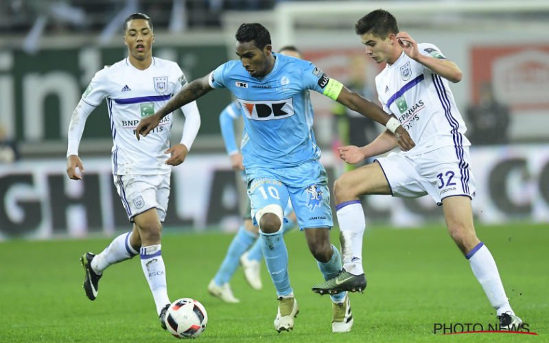 Zat de nieuwe spits van AA Gent op de tribune tegen Anderlecht?