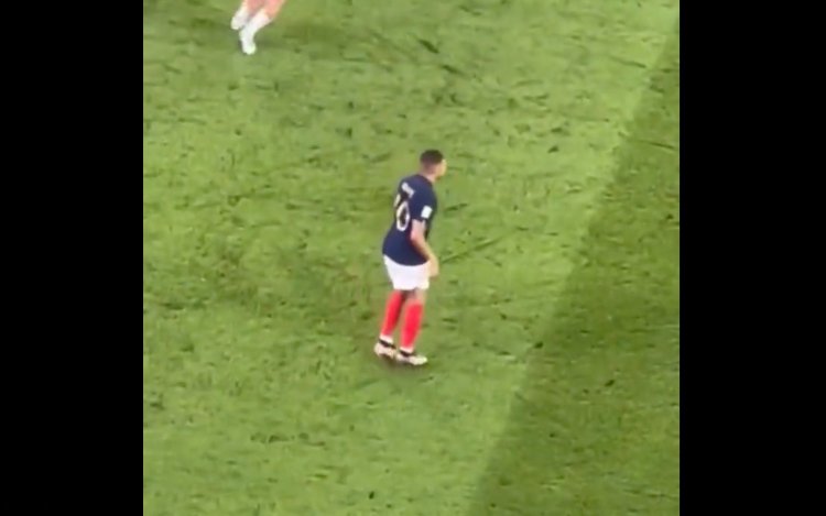 Erg bizar: Plots doet Kylian Mbappé dit zonder bal tegen Denemarken (VIDEO)